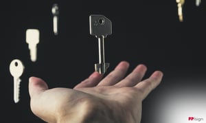 Über einer ausgestreckten Handfläche schwebt ein Schlüssel, im unscharfen Hintergrund sind weitere Schlüssel zu sehen.