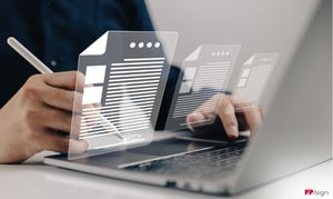 Laptop mit animierten Dokumenten, die symbolisch mit einer fortgeschrittenen elektronischen Signatur digital unterzeichnet werden.