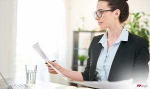 Dokumente noch sicherer machen: Die Paraphe wird auf allen Seiten eines mehrseitigen Dokuments angebracht